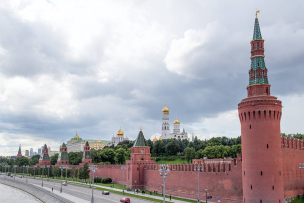Näkymä Kremlin rantakadulle pilvisenä päivänä, Moskova, Venäjä
. - Valokuva, kuva