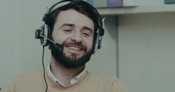 Customer support worker speaking with a client , closeup have a smiling face - Materiał filmowy, wideo
