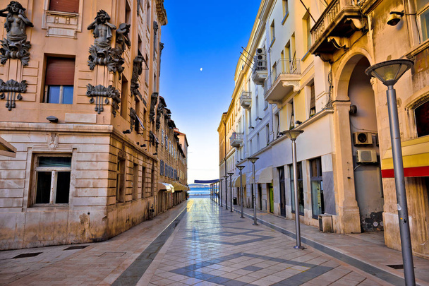 Ciudad de Split vista de la arquitectura en la calle Marmontova
 - Foto, Imagen