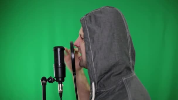 singt ein Mann im Studio ins Mikrofon. ein Mann liest Rap, Hip-Hop. - Filmmaterial, Video