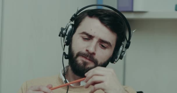 Operator speaking with client using the headphone in the call center - Filmagem, Vídeo
