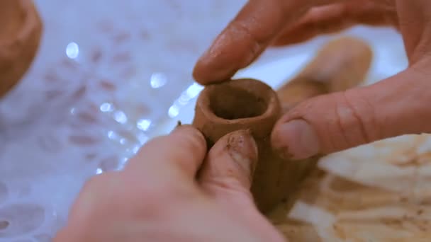 oleiro profissional fazendo tubo de tabaco de cerâmica - Filmagem, Vídeo