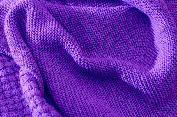 Gestrickte Wolltextur aus Ultraviolett für abstrakte Muster-Hintergründe. Farbtrends auf Designtapeten. - Foto, Bild