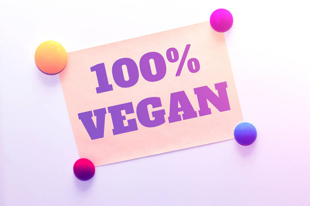 fridge (refrigerator) note with text: 100% Vegan - Foto, afbeelding