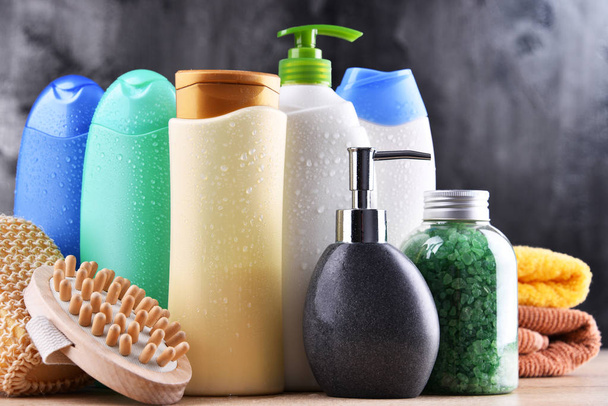 Bottiglie di plastica per la cura del corpo e prodotti di bellezza - Foto, immagini