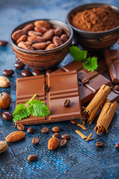 Schokolade und Kakao auf dunklem Hintergrund - Foto, Bild