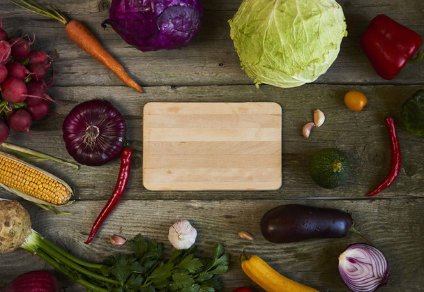 Taze meyve ve sebze ile kesme tahtası ahşap arka plan üzerinde ürün yelpazesine - Fotoğraf, Görsel