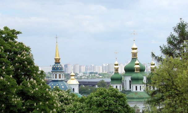 Панорамний вид на Видубицький монастир і річки Дніпро та мосту в Києві.  - Фото, зображення