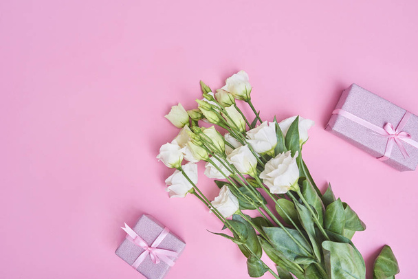 Tebrik kartı beyaz çiçekler - Fotoğraf, Görsel