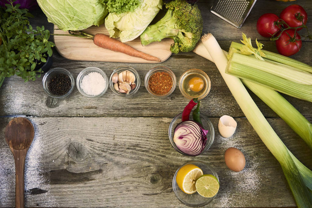 Groenten koken ingrediënten voor lekkere vegetarische gerechten. kopie ruimte voor tekst. - Foto, afbeelding