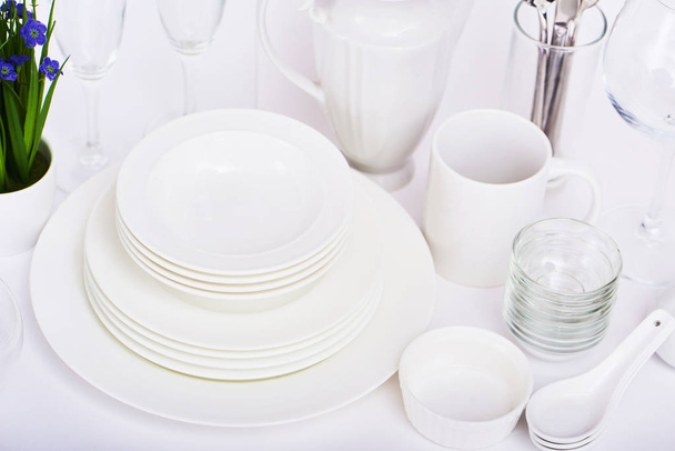 Conjunto de novos pratos brancos limpos isolados sobre fundo branco
 - Foto, Imagem