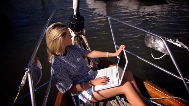 高級ヨットに乗って彼女のラップトップで美しいブロンドの女の子 - 映像、動画