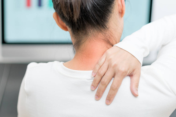 痛みの領域に赤のハイライトと若い女性首と肩の痛みの傷害、健康・医療の概念 - 写真・画像