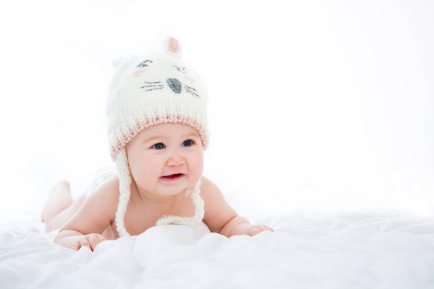 Schattig babymeisje glimlachend op witte achtergrond. Copyspace - Foto, afbeelding