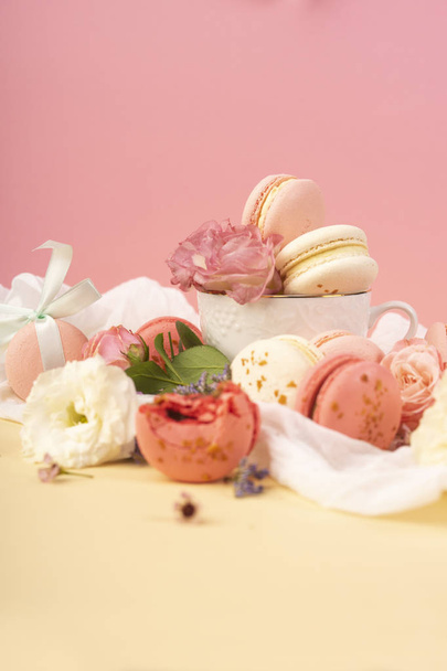 Pink and white macaroons cakes with big and small flower buds ar - Foto, afbeelding