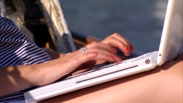 güzel sarışın kız onu laptop lüks bir yat gemiye ile - Video, Çekim