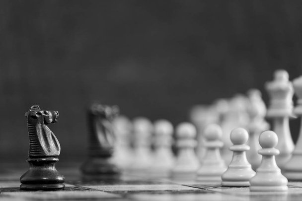 шахматы, сфотографированные на шахматной доске - Фото, изображение
