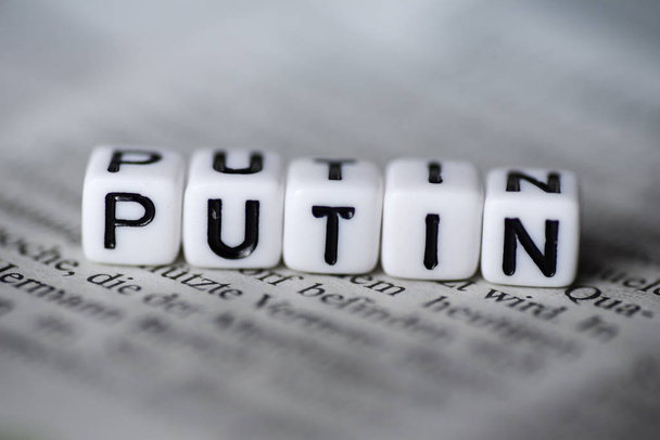 新聞上の木製アルファベットのブロックによって形成される単語プーチン - 写真・画像