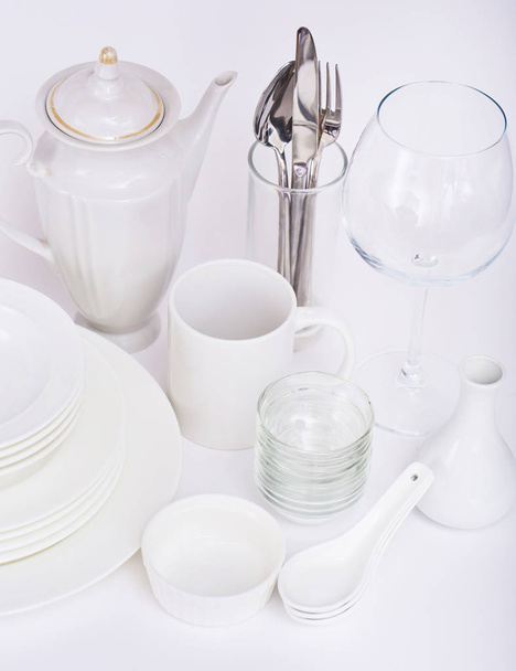 Ensemble de nouveaux plats blancs propres isolés sur fond blanc
 - Photo, image