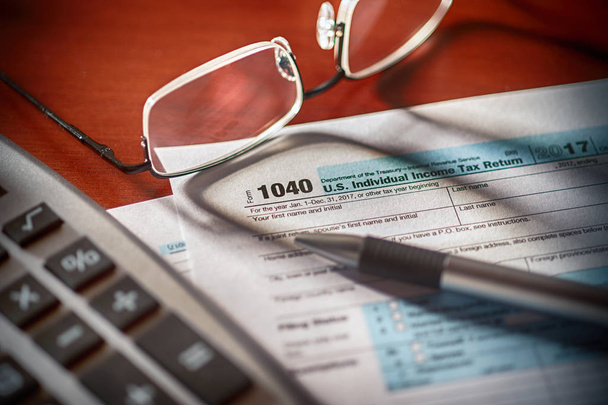 daňové formuláře s perem Kalkulačka a brýle ** Poznámka: mělké hloubky ostrosti - Fotografie, Obrázek