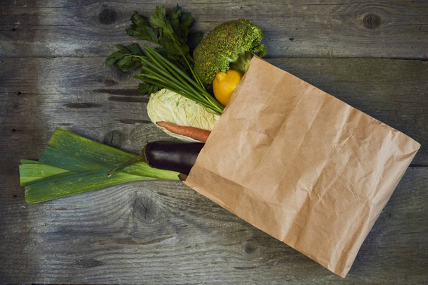 Surtido de frutas y verduras en bolsa de supermercado marrón
 - Foto, Imagen