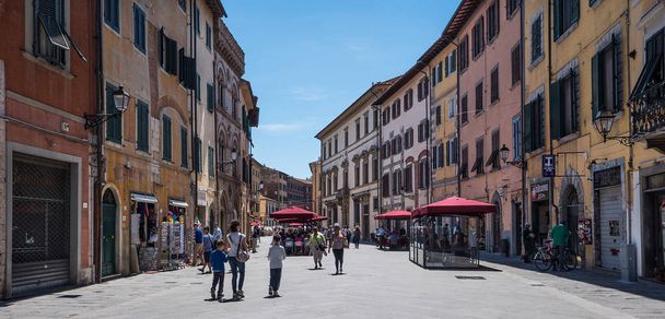 PISA, ITALY - MAY 20, 2016: People walking in the street of the city. - Fotoğraf, Görsel