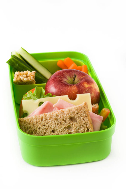 Almuerzo escolar saludable: Sandwich, verduras y frutas aisladas sobre fondo blanco
 - Foto, imagen