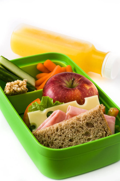 Здоровий шкільний обід: сендвіч, овочі, фрукти та сік ізольовані на білому тлі
 - Фото, зображення