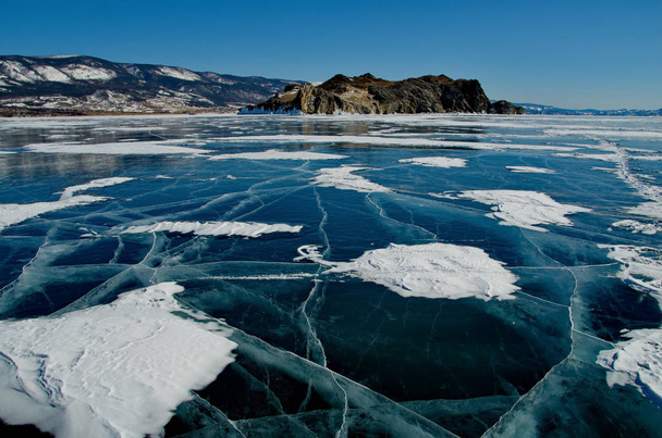 Rusland. De unieke schoonheid van transparante ijs van het Baikalmeer. - Foto, afbeelding