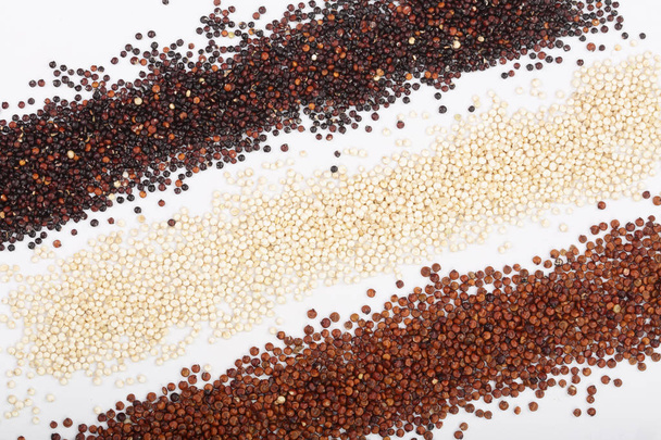 Graines de quinoa noir rouge et blanc isolées sur fond blanc. Vue du dessus
 - Photo, image