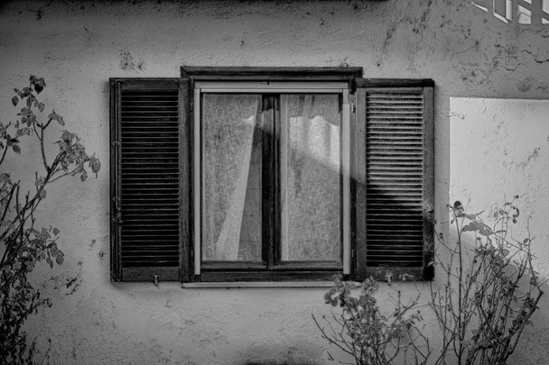 Άνοιγμα vintage παράθυρο κλείστρου στην ηλιόλουστη μέρα, Ιταλία στυλ - Φωτογραφία, εικόνα