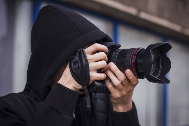 Young man, paparazzi, taking pictures on the street - Foto, Bild