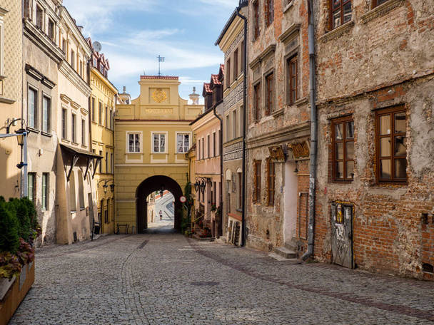 Uitzicht op de stad gate en de straat van de stad Lublin in Polen - Foto, afbeelding