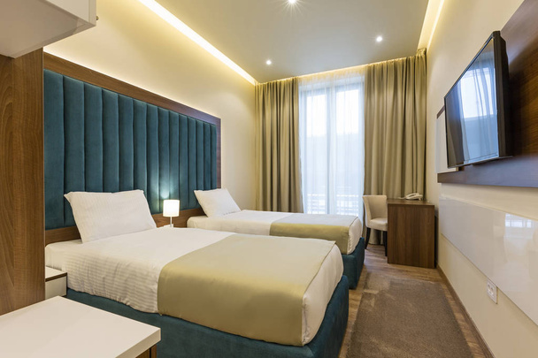 Interior of a double bed hotel bedroom - Foto, imagen