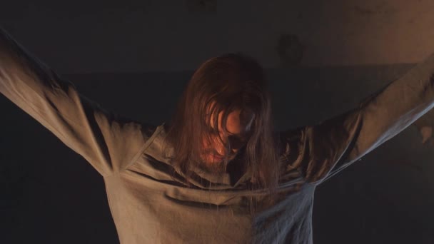 Geisteskranker Mann mit Zwangsjacke an Decke in verlassenem Gebäude gebunden - Filmmaterial, Video