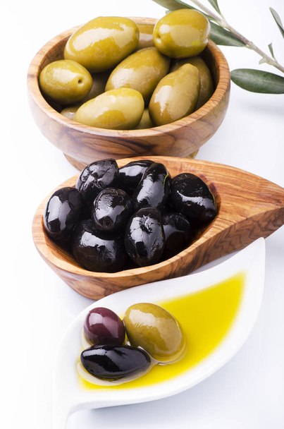 bols en bois d'olivier avec différents types d'olives sur fond blanc
 - Photo, image