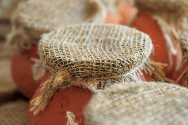 глиняні горщики з медовим закритим полотном
 - Фото, зображення
