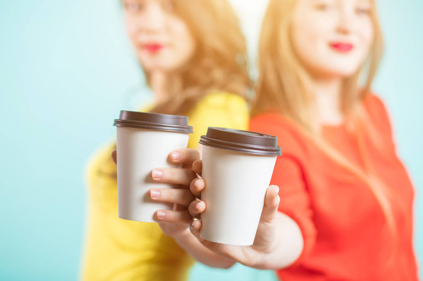 Girl's hands holding a cup of coffee - Foto, Bild