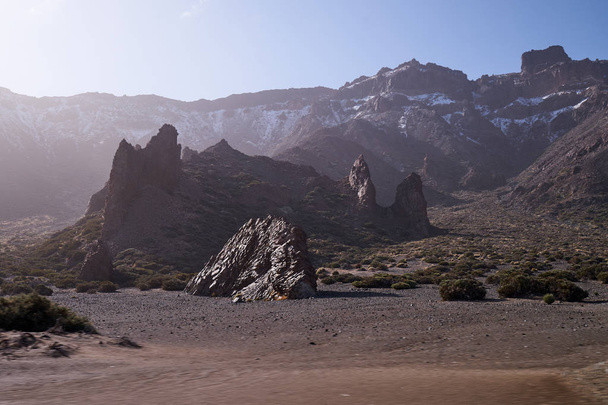 Красивый вид на вулканическую лаву и песчаник с травой на вулкане Тейде
 - Фото, изображение