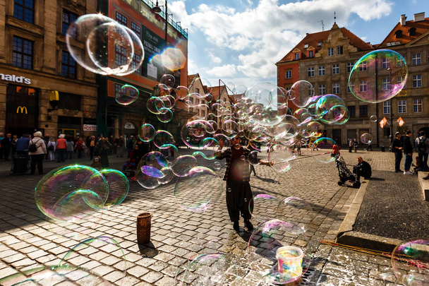 Man launches soap bubbles entertain tourists in the old city cen - Foto, Imagem