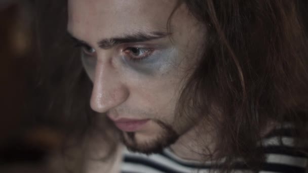 Un hombre deprimido drogadicto sentado en una casa abandonada mirando al espacio
 - Imágenes, Vídeo