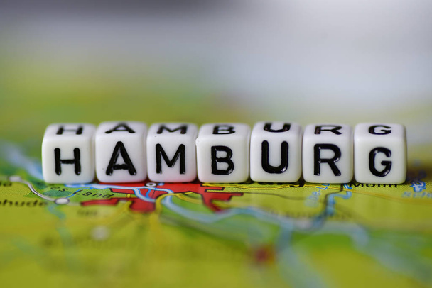 Parola HAMBURG formata da blocchi alfabetici sulla mappa atlante
 - Foto, immagini