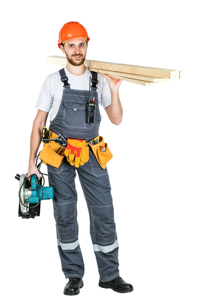 Un homme de chantier avec des planches ou du stratifié dans ses mains. Réparation
  - Photo, image