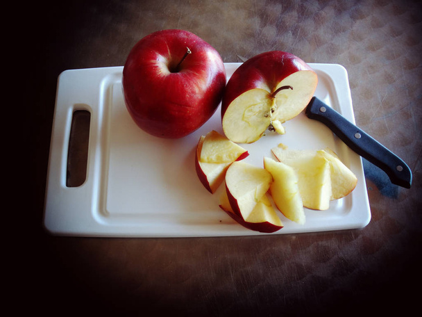 Червоне яблуко рекомендованих здорове харчування                                   - Фото, зображення