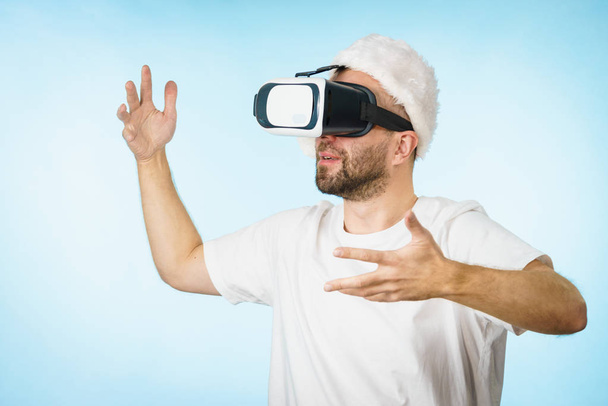 Adult man wearing vr goggles - Foto, afbeelding