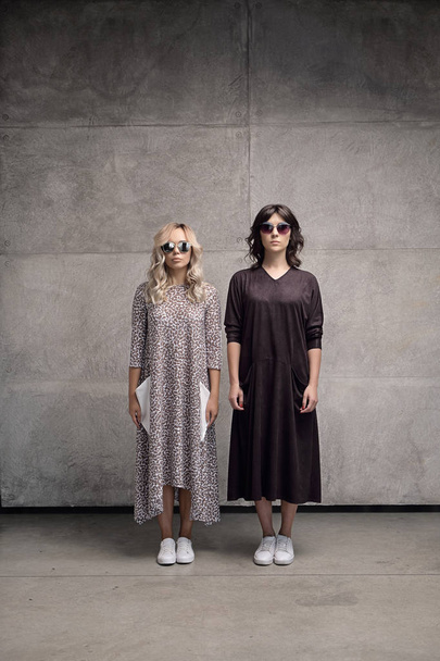 Duas meninas da moda usando óculos de sol
 - Foto, Imagem