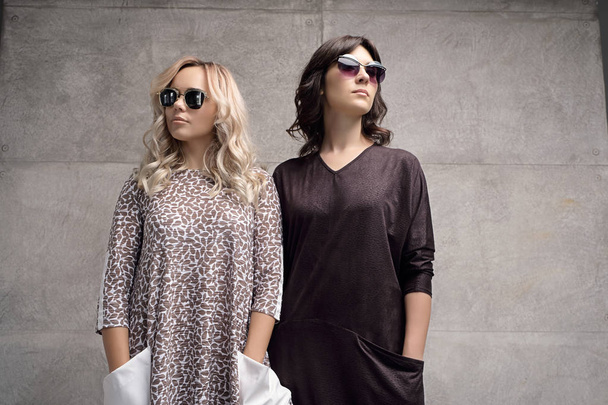 Δύο μοντέρνα κορίτσια που φορώντας γυαλιά ηλίου - Φωτογραφία, εικόνα