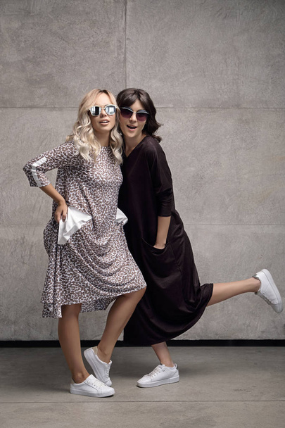 Kaksi iloinen trendikäs nuoria naisia aurinkolasit
 - Valokuva, kuva