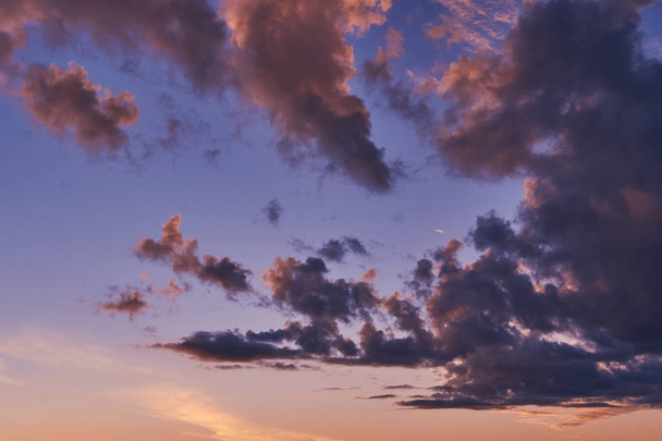 Небо на заході сонця з фіолетовими помаранчевими і синіми відтінками
  - Фото, зображення