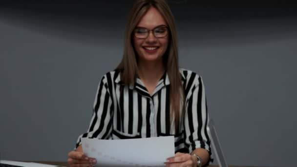 A beautiful sexual blonde director of the corporation listens to the financial statements of employees after the last quarter. A woman runs a company - Filmagem, Vídeo
